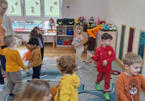 Maluchy solo lub w małych kółeczkach, wesoło pląsają do rytmu piosenek.