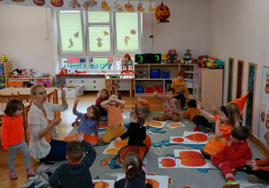 Dzieci pokazują na palcach ilość policzonych dyń.