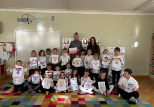 Dzieci wspólnie z prowadzącymi zajęcia pozują do grupowego zdjęcia.