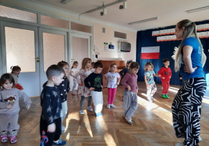 Przedszkolaki ćwiczą krok dostawny do boku.