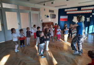 Maluchy wykonują z rączek młynek.