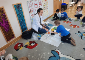 Chłopiec wskazuje położenie Ziemii w Układzie Słonecznym.