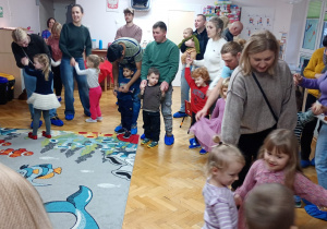 Rodzice tańczą ze swoimi dziećmi.