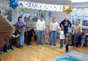 Rodzice tańczą z dziećmi.