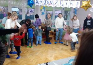 Rodzice tańczą z dziećmi.