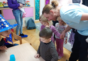 Chłopiec wybiera kubeczek.