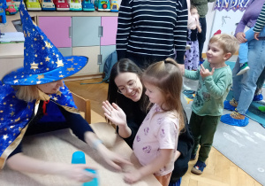 Dziewczynka zastanawia się, który kubeczek wybrać.