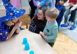 Chłopiec zastanawia się, który kubeczek wybrać.