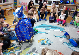 Chłopiec losuje kartonik z zawodem z magicznego woreczka.