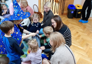 Chłopiec losuje kartonik z zawodem z magicznego woreczka.