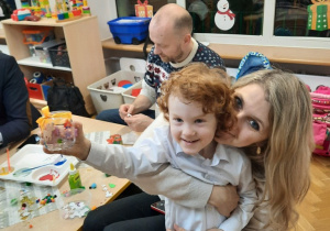 Chłopiec wraz z mamą prezentują wykonany wspólnie lampion.