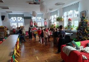 Dzieci zwiedzają i oglądają świetlicę szkolną.