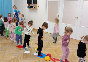Dzieci po kolei przechodzą po torze sensorycznym.