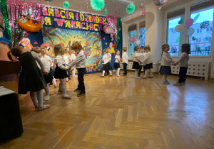 Dzieci tańczą walczyka w parach.