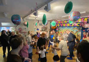 Przedszkolaki zapraszają do tańca swoje babcie i dziadków.