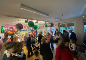 Dzieci tańczą ze swoimi dziadkami.