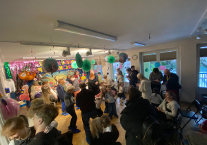 Dzieci tańczą ze swoimi dziadkami.