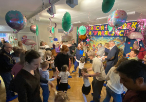 Dzieci tańczą ze swoimi dziadkami.