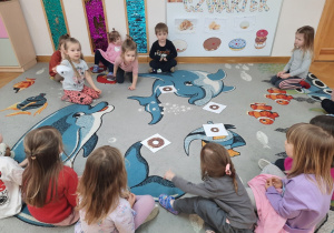 Dziewczynka wybiera ilustrację z najmniejszym pączkiem.