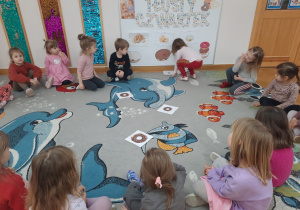 Dziewczynka układa większy pączek od poprzedniego, ilustracja pod ilustracją.