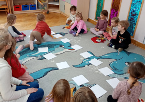 Dziewczynka odkrywa dwie pierwsze karty podczas gry w Memory.