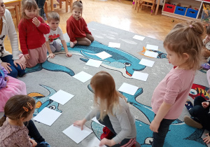 Dziewczynka odkrywa kartę podczas gry w Memory.