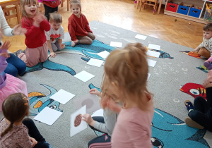 Dziewczynka znalazła parę takich samych kart podczas gry w Memory.