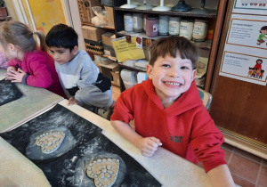 Dwóch chłopców prezentuje wykonane przez siebie serduszka.