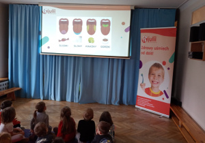 Dzieci oglądają na slajdzie umiejscowienie kubków smakowych na języku.