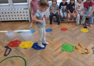 Dziewczynka przekłada szarfę przez ciało.