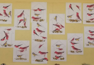 Prezentacja wykonanych przez dzieci prac związanych z tematem pomagania oraz dbania o ptaki zim. Dzieci zrobiły "karmniki" pełne ptaszków i na sypały do nich ziarenka.