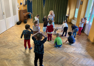 Dzieci tańczą zumbę razem z panią instruktor.