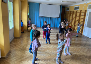 Dzieci swobodnie tańczą w rozsypce.