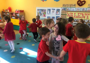 Dzieci tworzą kółeczka do piosenki - Zatańczmy więc wesoło, muzyka niech nam gra.