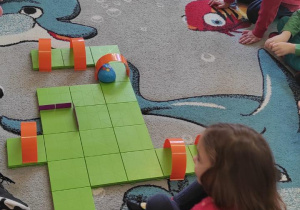 Dzieci układają konstrukcję podczas zajęć z robotyki.