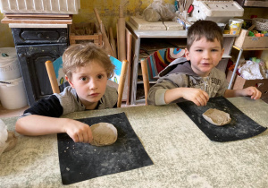 Dzieci podczas lepienia z gliny.