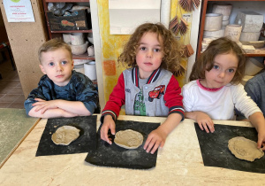 Dzieci w trakcie lepienia z gliny.