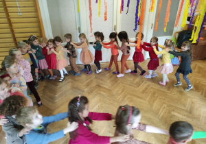 Dzieci tańczą przy muzyce tworząc pociąg.