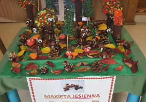 Makieta jesienna wykonana przez 5 latki z darów jesieni: liści, kasztanów, żołędzi.