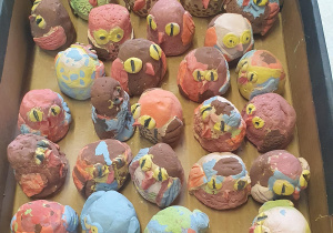 Prezentacja wszystkich kolorowych sówek wykonanych z gliny , pomalowanych przez dzieci w pracowni ceramicznej Amfora.
