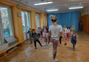 Dzieci uczą się wraz z trenerką zumby układu tanecznego.