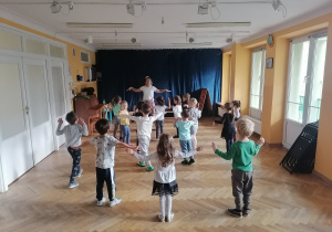 Dzieci uczą się nowych figur do układu tanecznego.