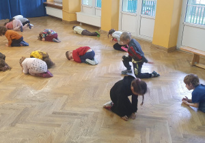 Dzieci ćwiczą układ taneczny na zajęciach z zumby przy szybkiej muzyce.