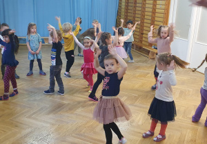 Dzieci tańczą przy bardzo szybkiej muzyce układ taneczny na zajęciach z zumby.