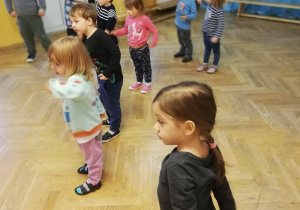 Dzieci tańczą do szybkiej piosenki.