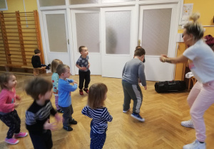 Dzieci wspólnie z trenerką zumby uczą się nowego układu tanecznego.