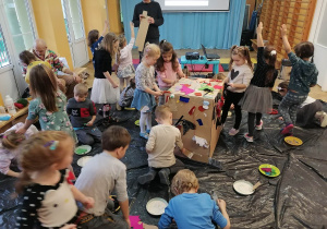 Dzieci wspólnie dekorują pudełko kartonowe za pomocą różnych materiałów: filcu, sznurków, mazaków, kredek i innych.