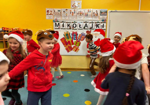 Zabawa muzyczna do piosenki "6 grudnia". Dzieci poruszają się w rytm muzyki po sali.