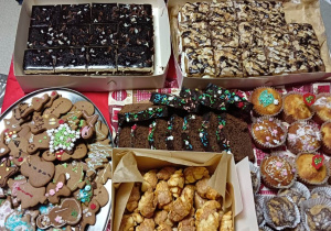 Ciasta, babeczki, pierniczki oraz inne wypieki wystawione na kiermasz świąteczny.