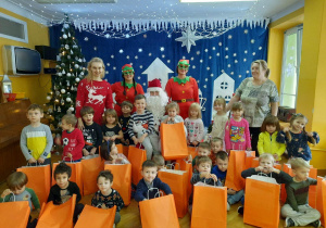 Dzieci wspólnie z Paniami, elfami i Świętym Mikołajem pozują do zdjęcia.